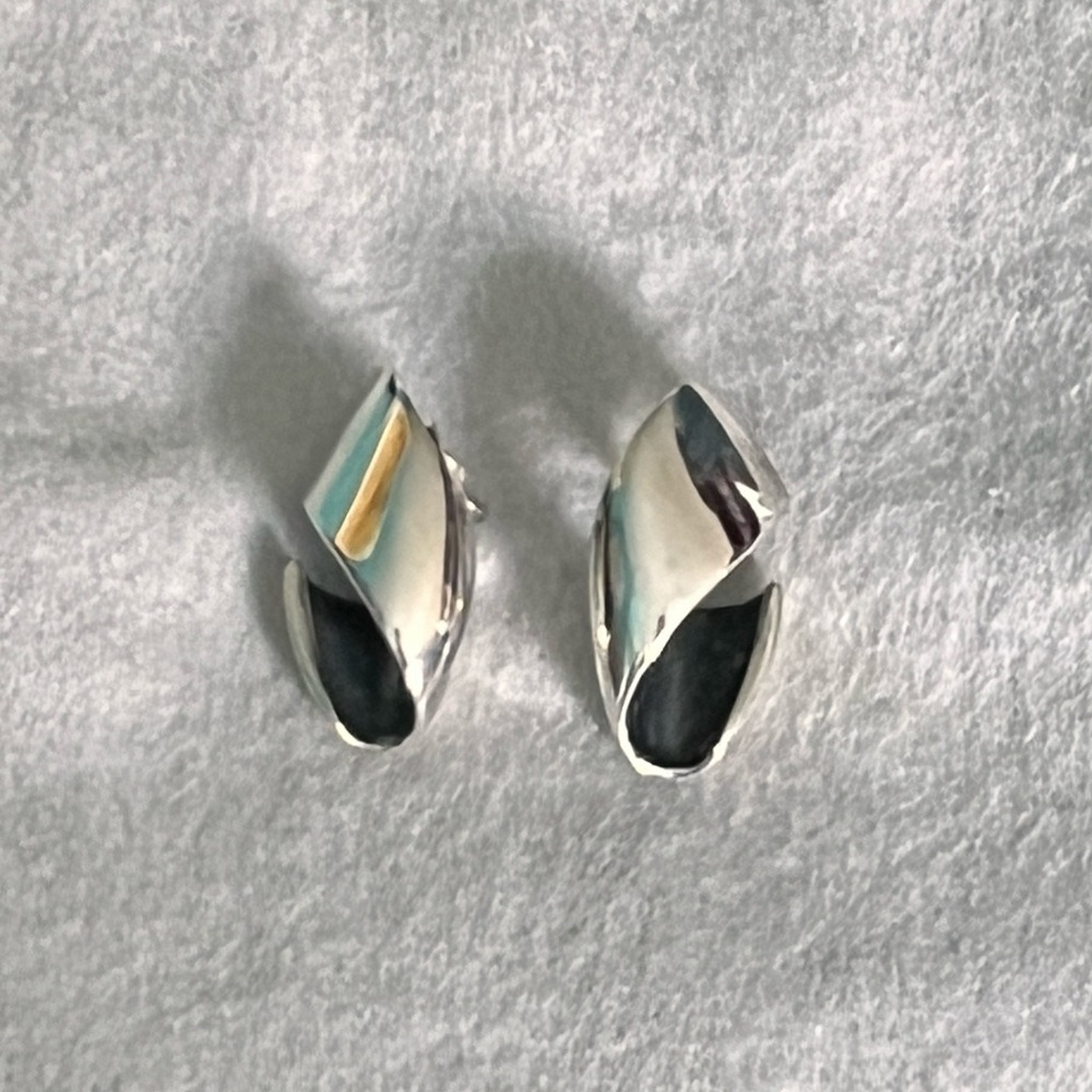 Retired James Avery Earrings SS